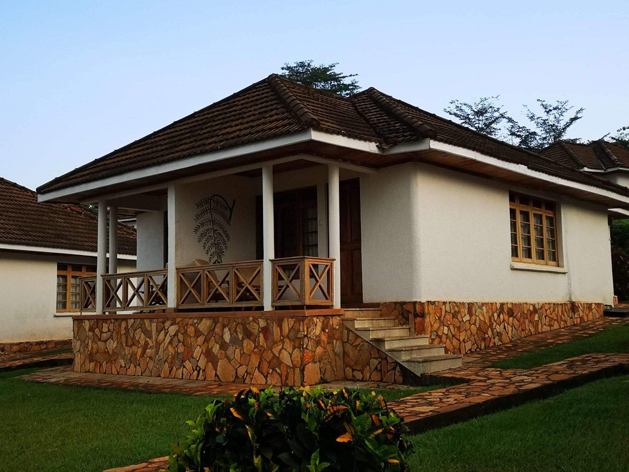 在非洲的别墅区,一栋现代化的建筑矗立在广袤的大地上.