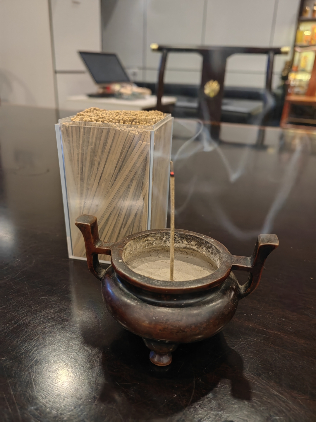 沉香在古时也被称作"番香",据《香录》记载,它产自古代东南亚的勃泥和