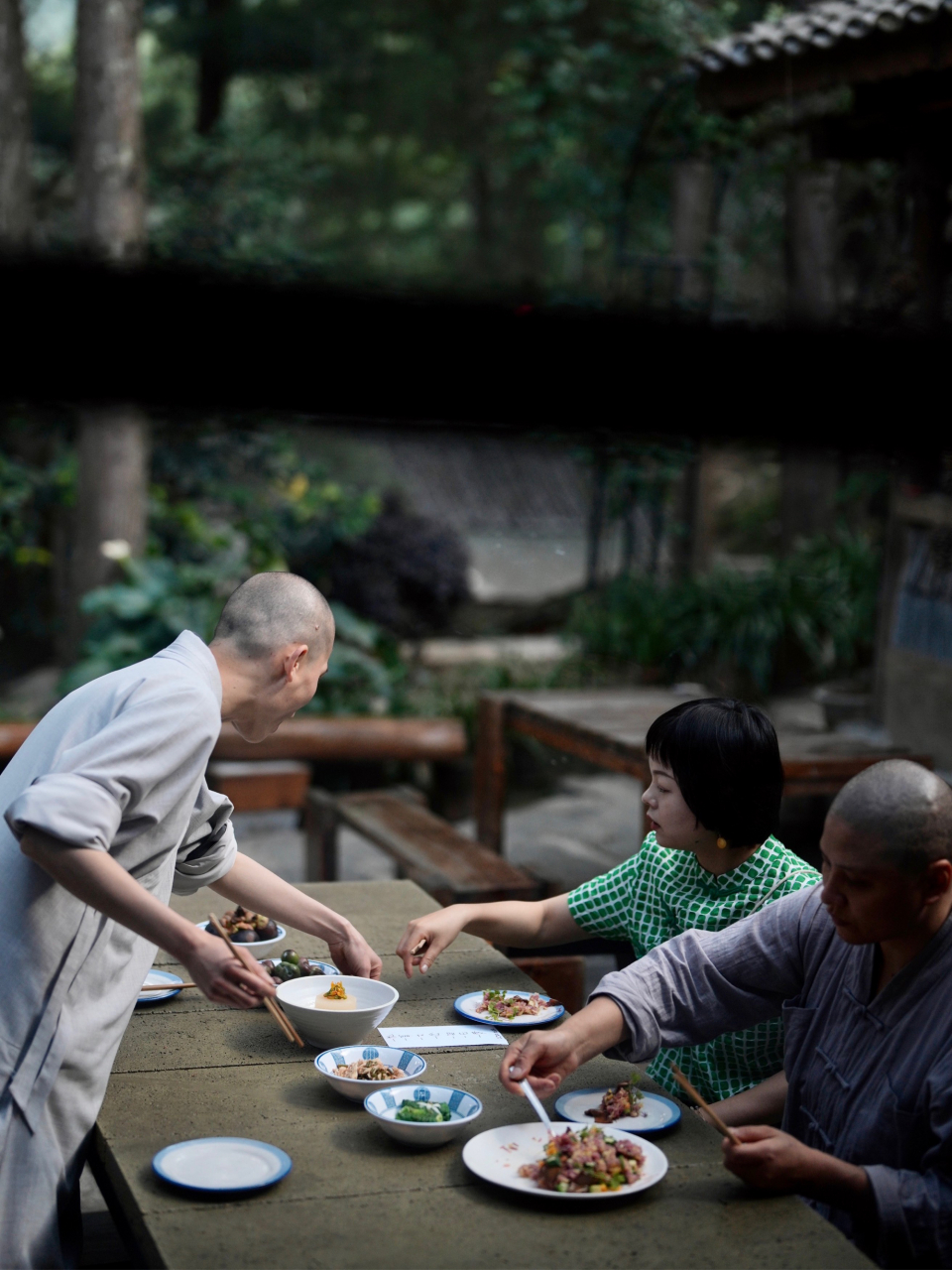住持妙慧法师在庵内庵外种下许多花草和多肉植物,处处透着生机勃勃又