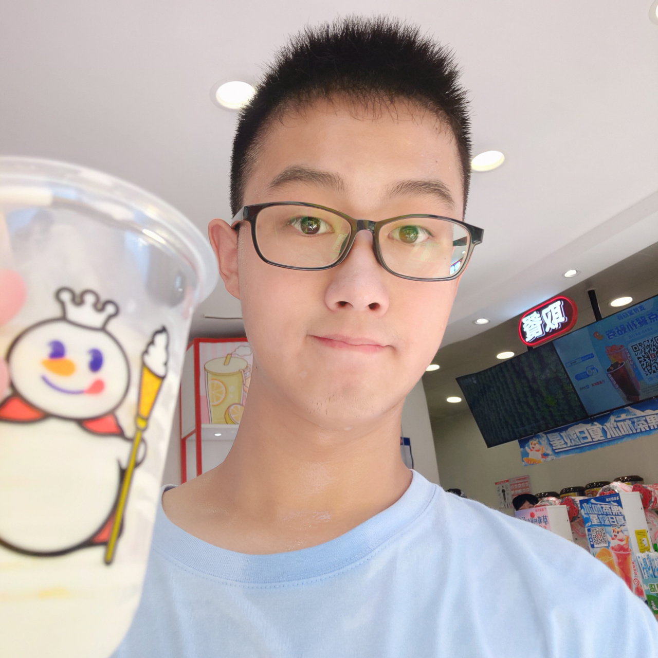 大家好,我是小果哥,是湖北省荆门市本地人,现状单身,2003年12月17日