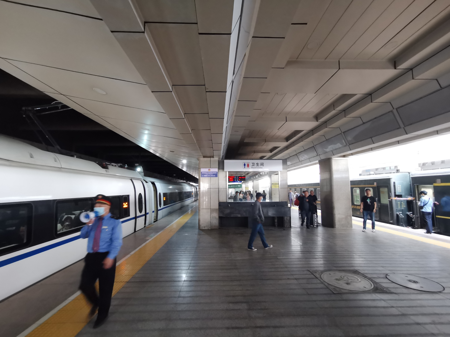 郑州站,站台还有厕所