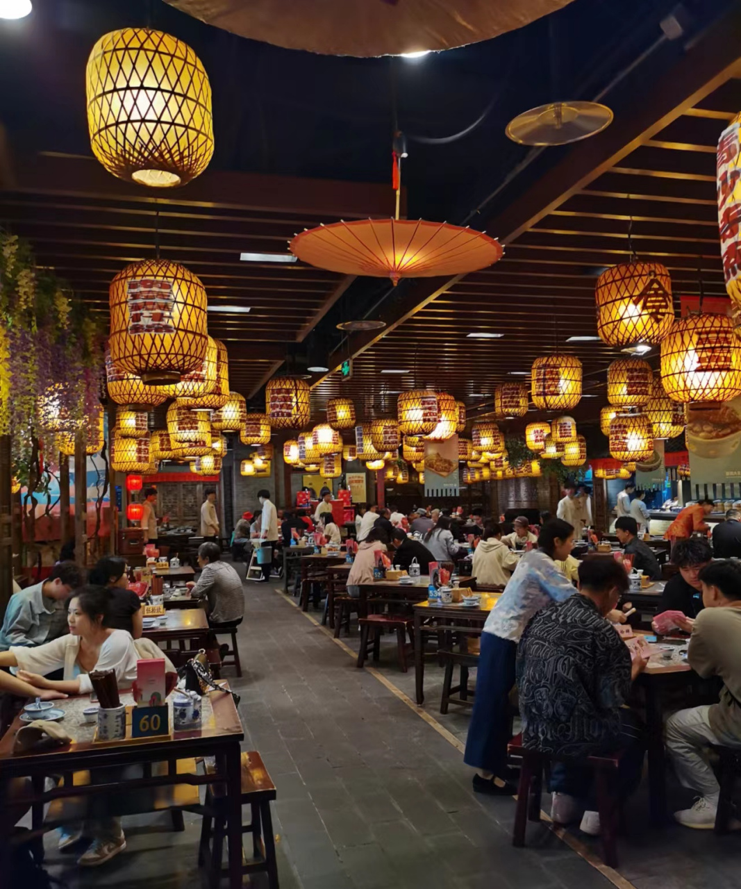 南京大排档,吃饭的没一个听弹唱的.