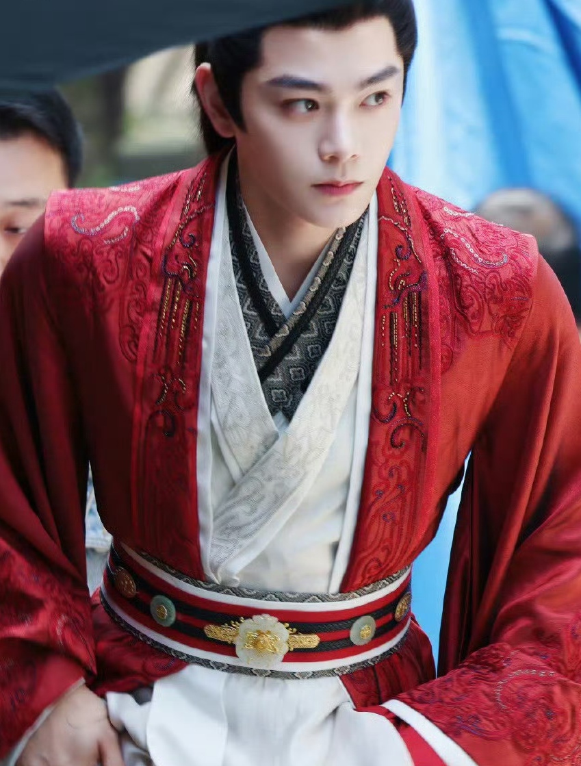 丁禹兮,邓恩熙二搭《花开锦绣》是由邓科执导,改编自吱吱同名小说的