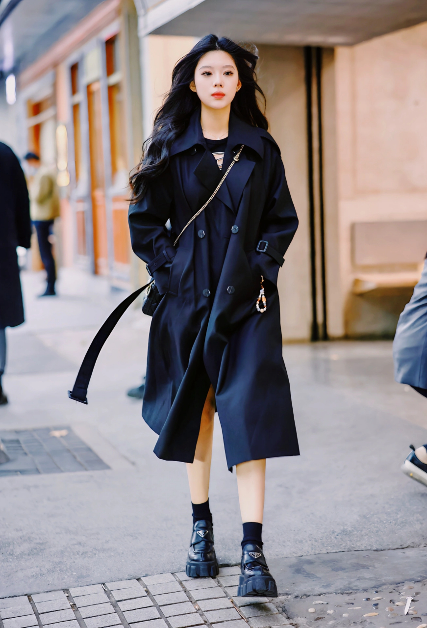 9778  今日份的时尚灵感来自这位黑衣女神,身披黑色长风衣,系着