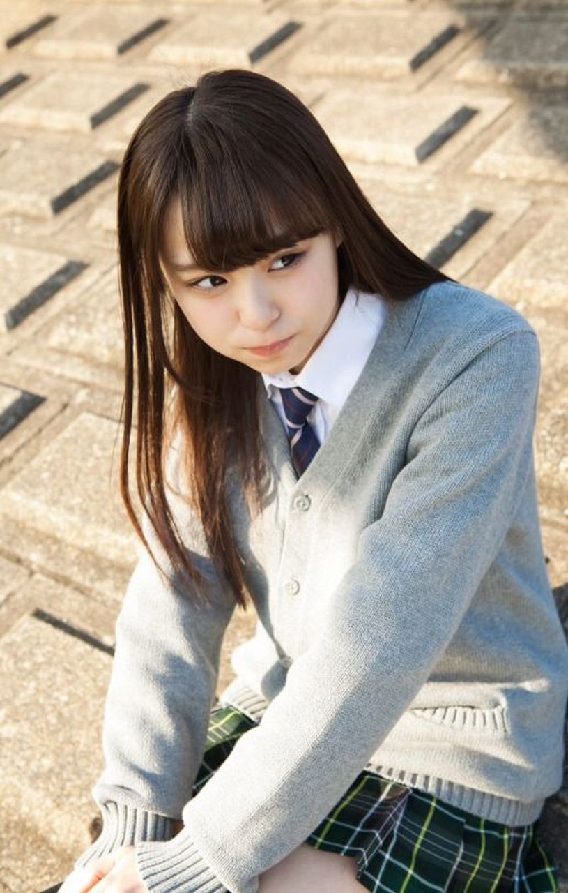 坐在长凳上的女学生,我注意到了她的校服和整齐的发型.