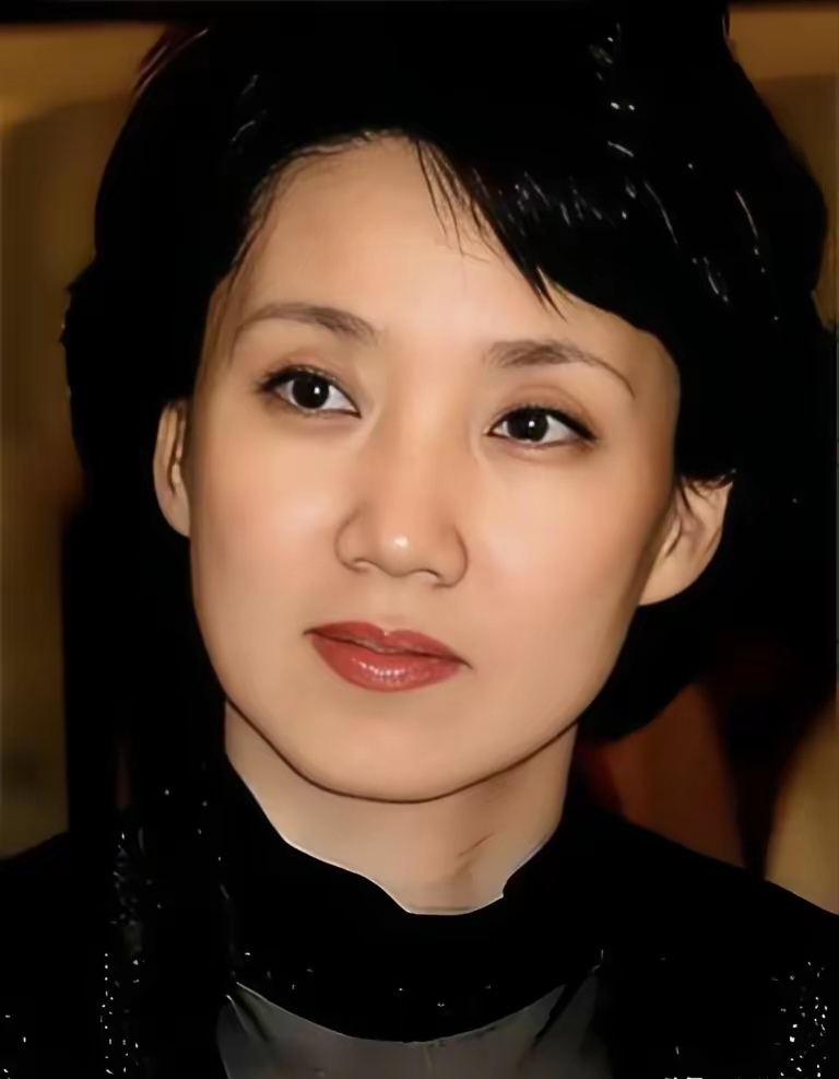 在央视舞台的璀璨光影里,李修平宛如一株傲雪绽放的红梅