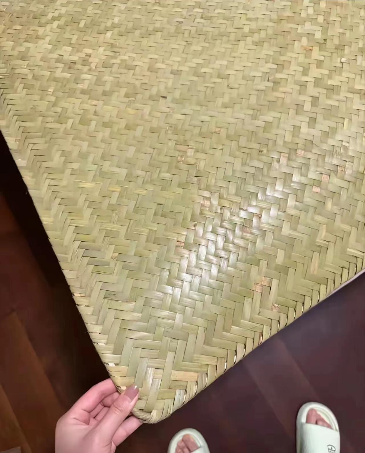 夏天到了,最热的季节来了,我跟老公商量买个凉席.