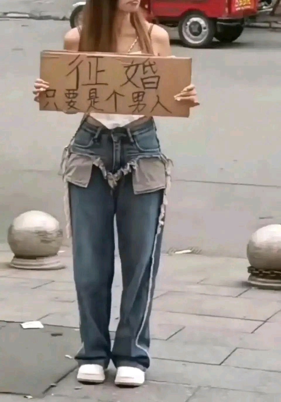 在繁华的商场门前,我看见了一位小姐姐,她手中高举着一张征婚广告.