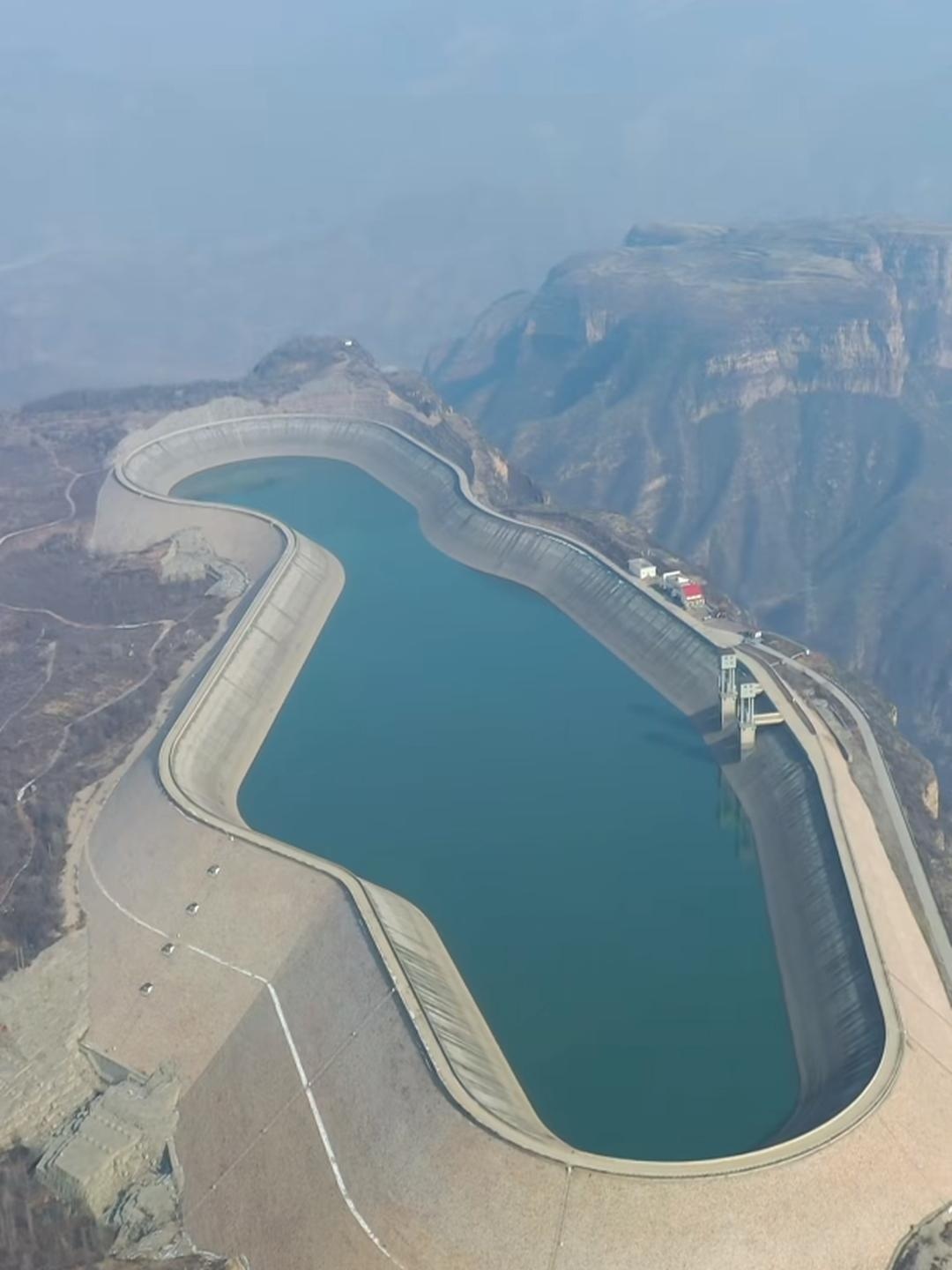 为啥要把水库建在山顶上呀?这建在山顶上的水库到底有啥用途呢?#热点