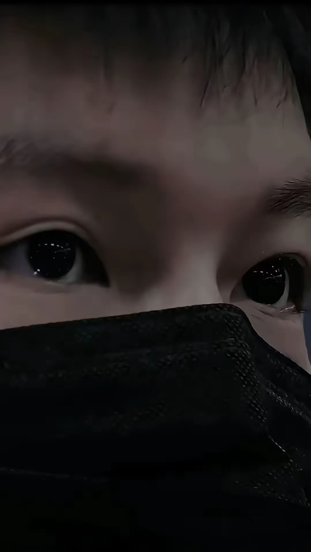 瞳孔又深又黑,眼白很干净,所以眼睛黑亮黑亮的,特别纯净