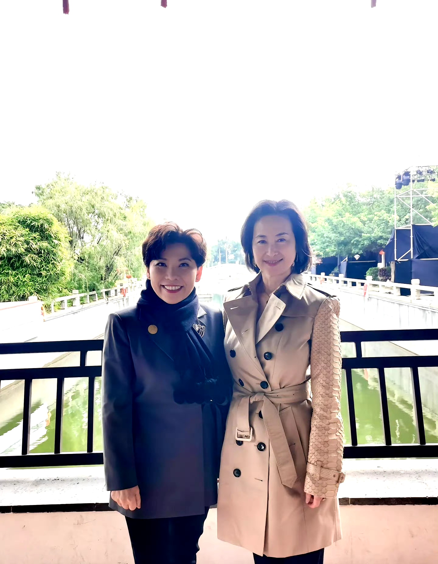 霍启山,何超琼等也和邓亚萍合影.