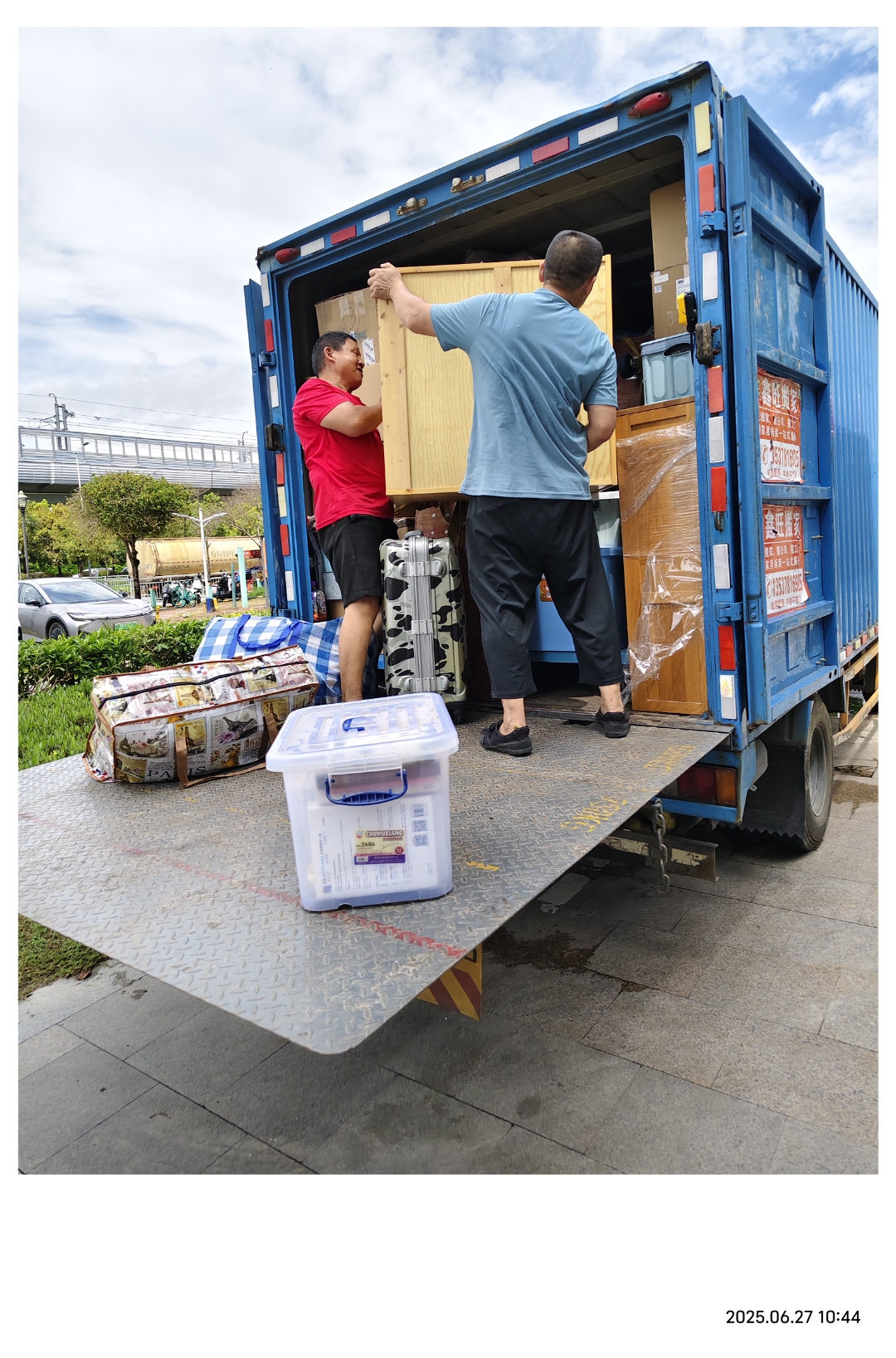 厢货车,尾板车,平板车等,满足不同物品的运输需求;专业的搬家师傅经过