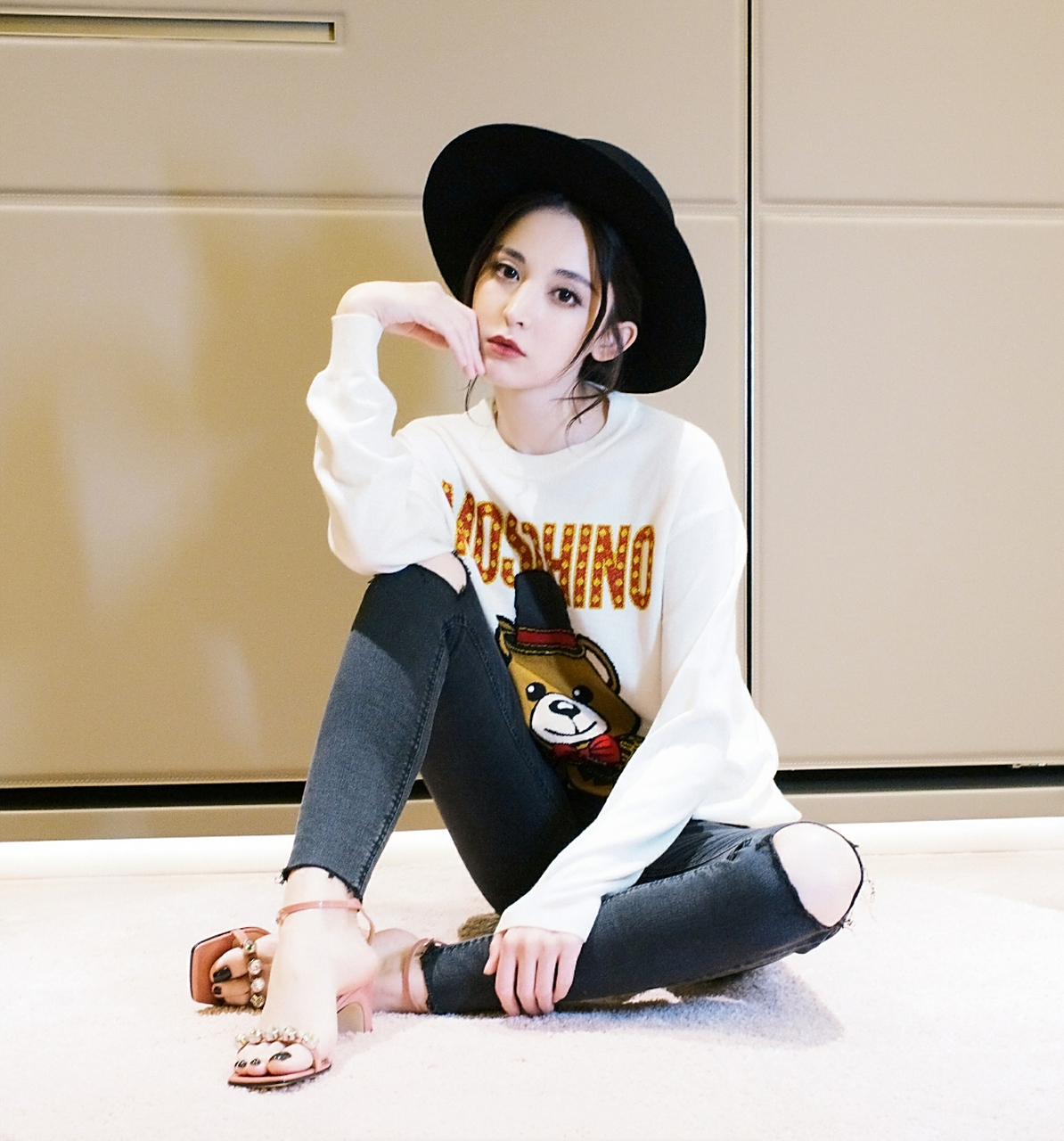 古力娜扎黑色牛仔裤vs粉色开叉长裙,你最喜欢哪种穿搭?