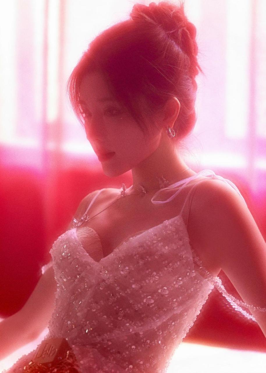 戴燕妮吊带纱裙写真,纤腰美腿性感诱人!