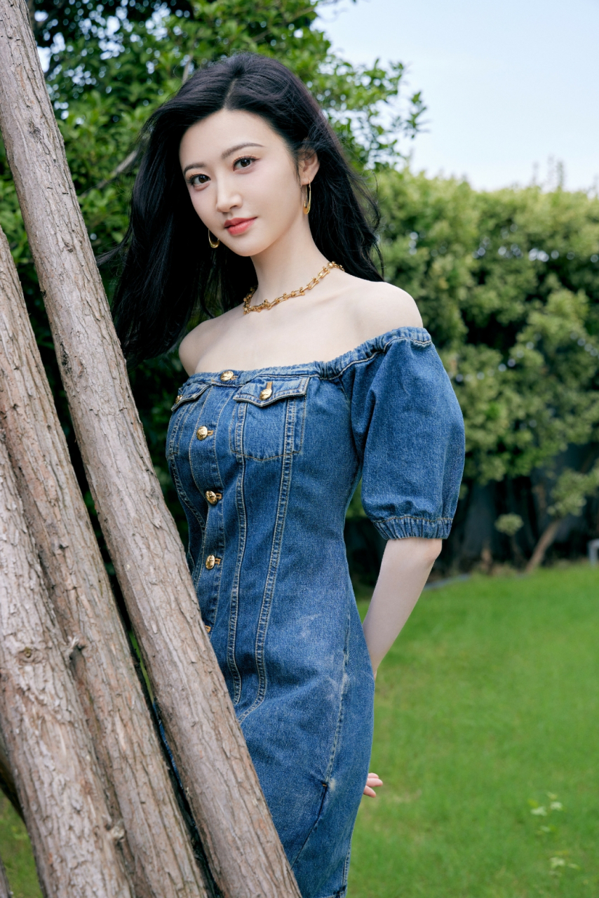 景甜牛仔裙美照,脸上洋溢的微笑有些迷人呀!