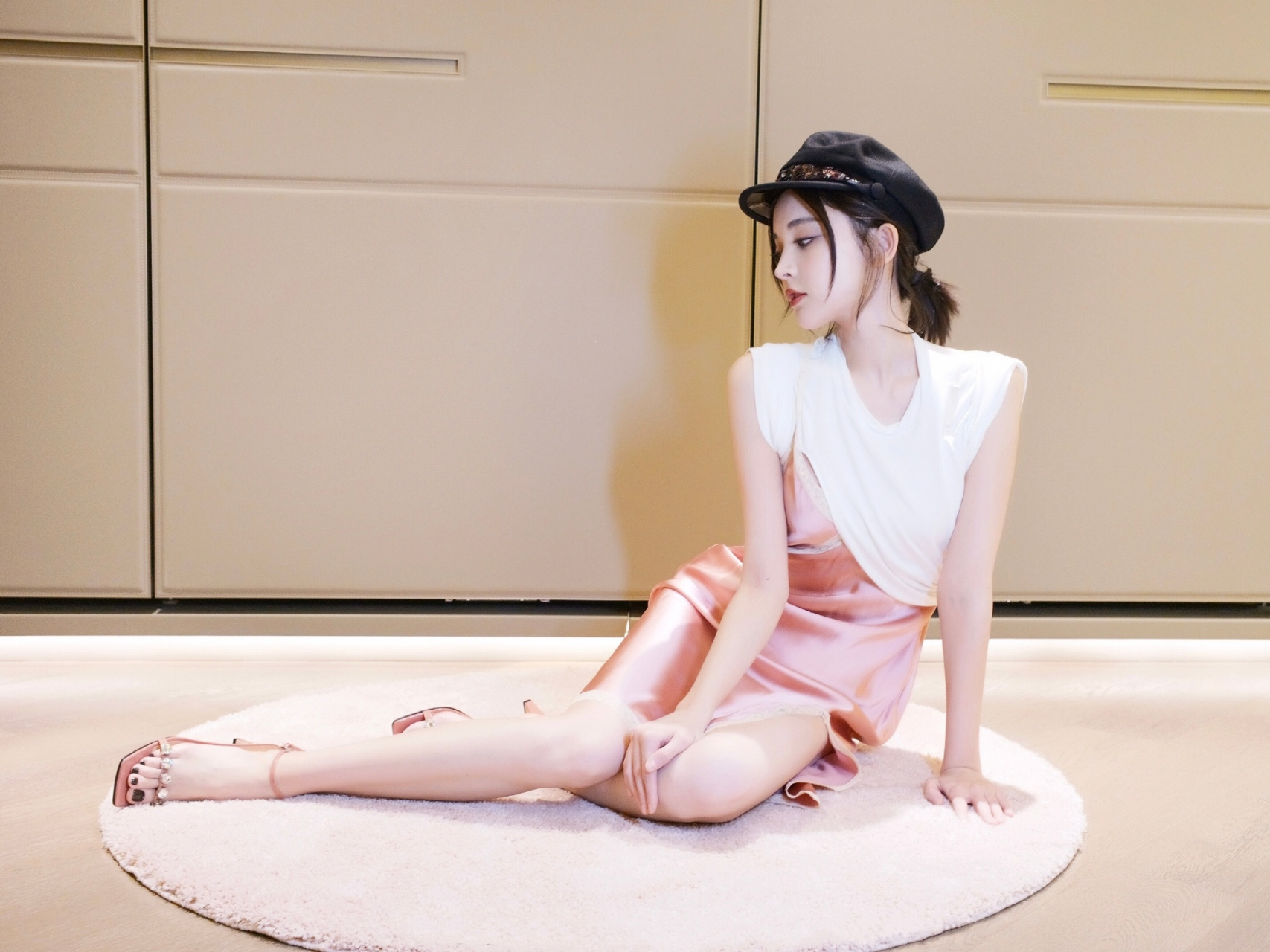 古力娜扎黑色牛仔裤vs粉色开叉长裙,你最喜欢哪种穿搭?