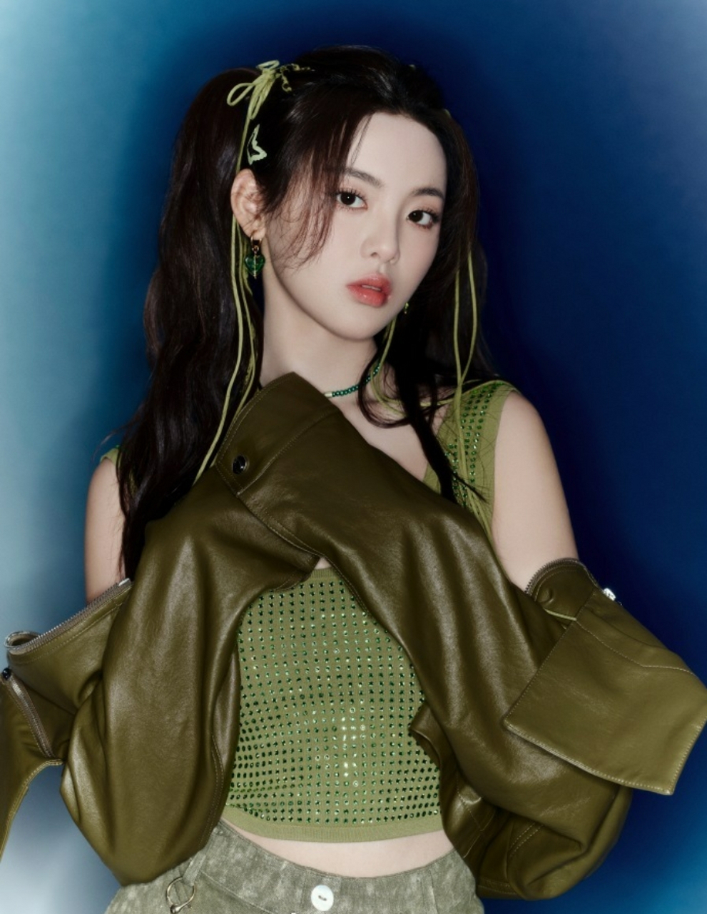 杨超越皮衣搭背心甜酷十足,丰胸美背诱惑拉满!