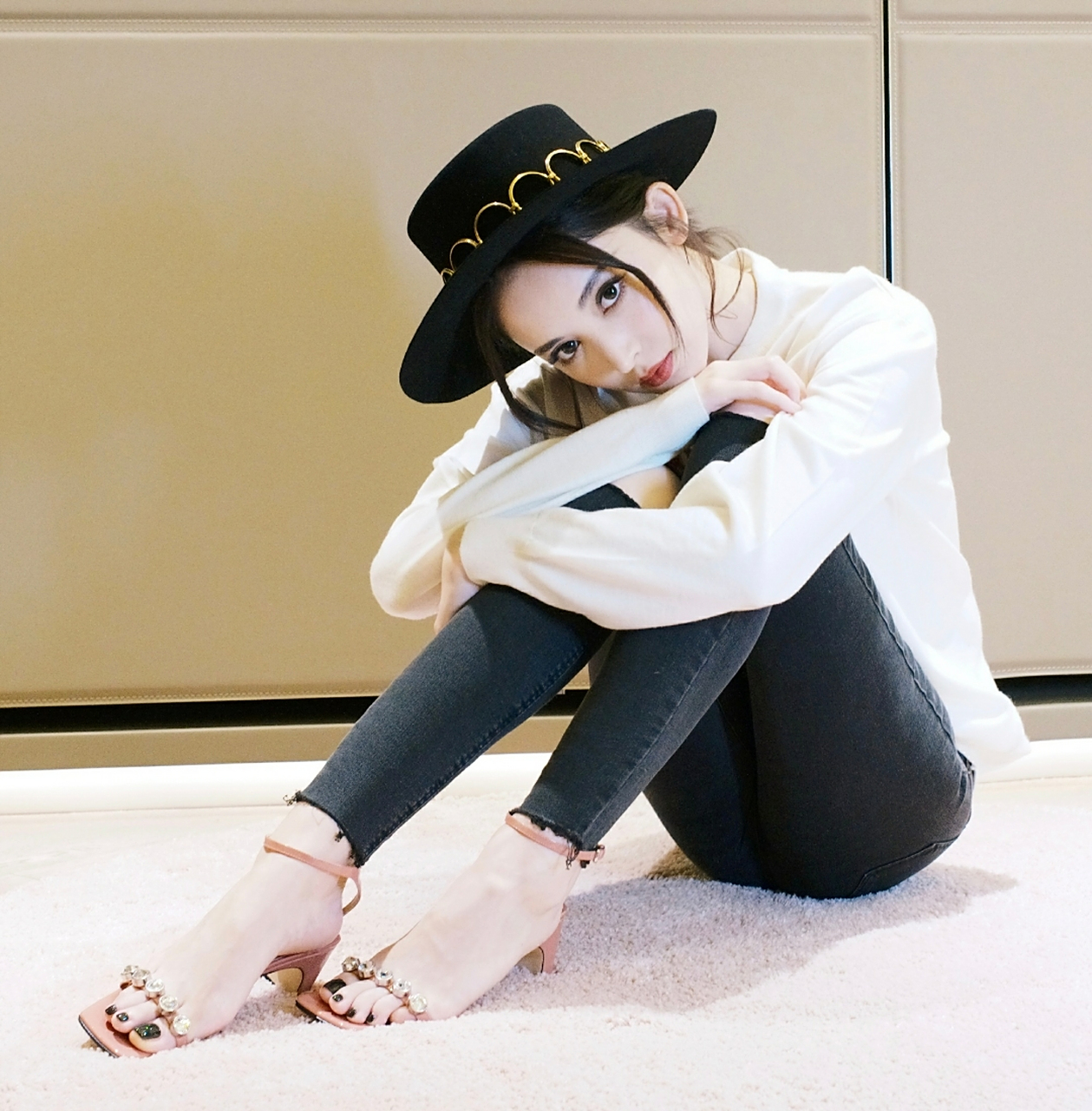 古力娜扎黑色牛仔裤vs粉色开叉长裙,你最喜欢哪种穿搭?