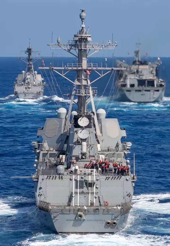 左边是日本海上自卫队摩耶级导弹驱逐舰的后视图 中间是美国海军阿利