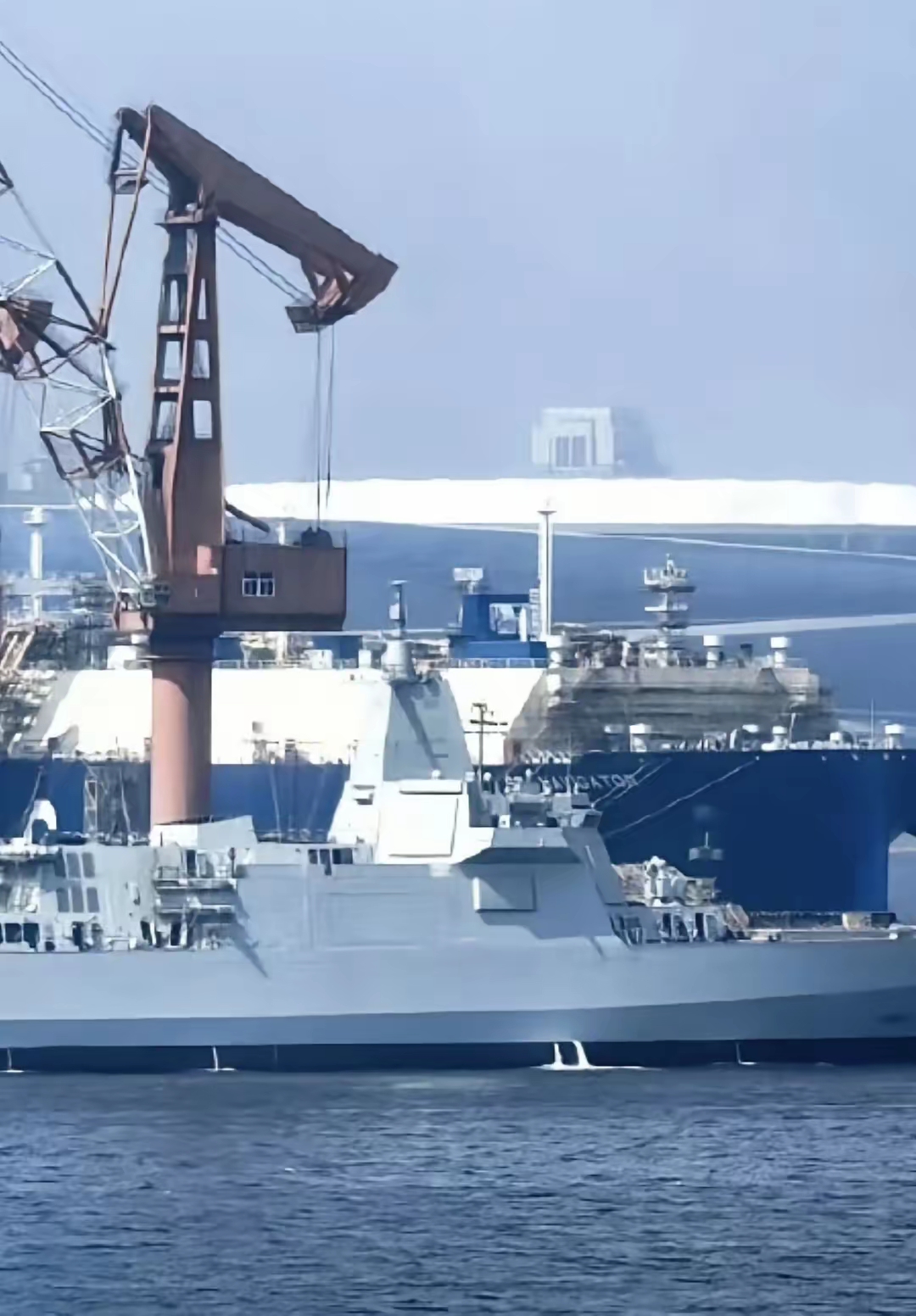 新批次055,雷达应该是氮化镓的数字阵列相控阵雷达,其他外形变化不大!