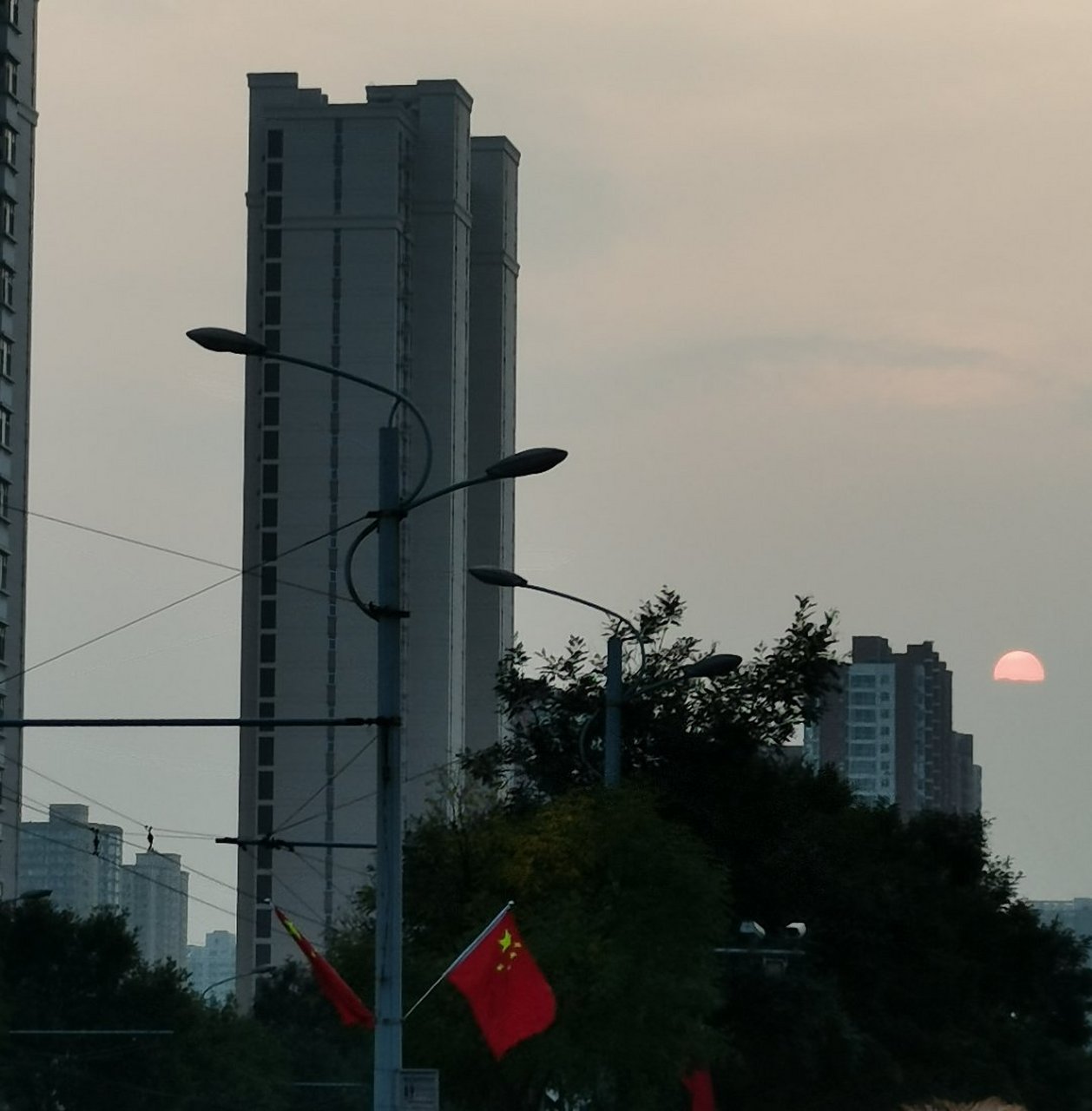 自然风光# 9月27日,山西太原市杏花岭区政府办公楼东侧看到的落日