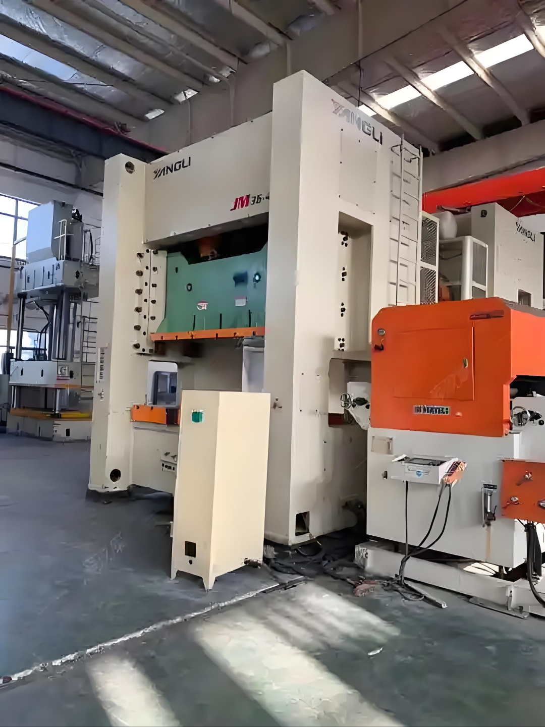 狄司丁获得冲床用模具模腔导料设备专利保证板材精确安稳进入模具模腔