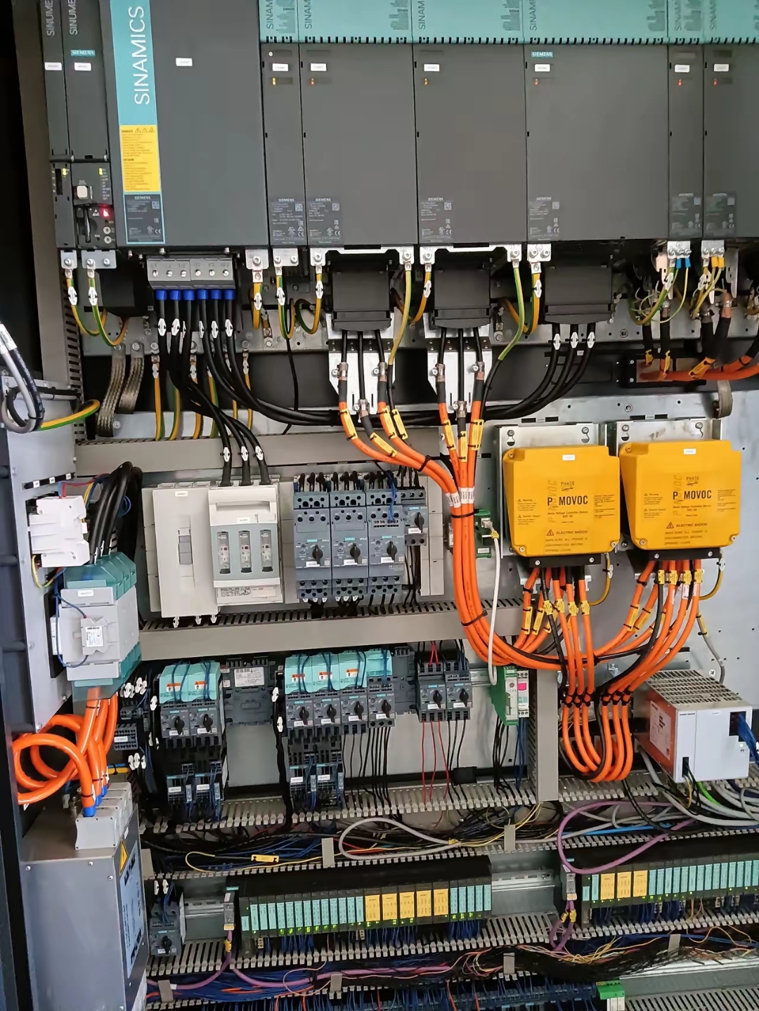 现在很多工厂企业的维修电工逐步向电气工程师靠拢,电工与电气工程师