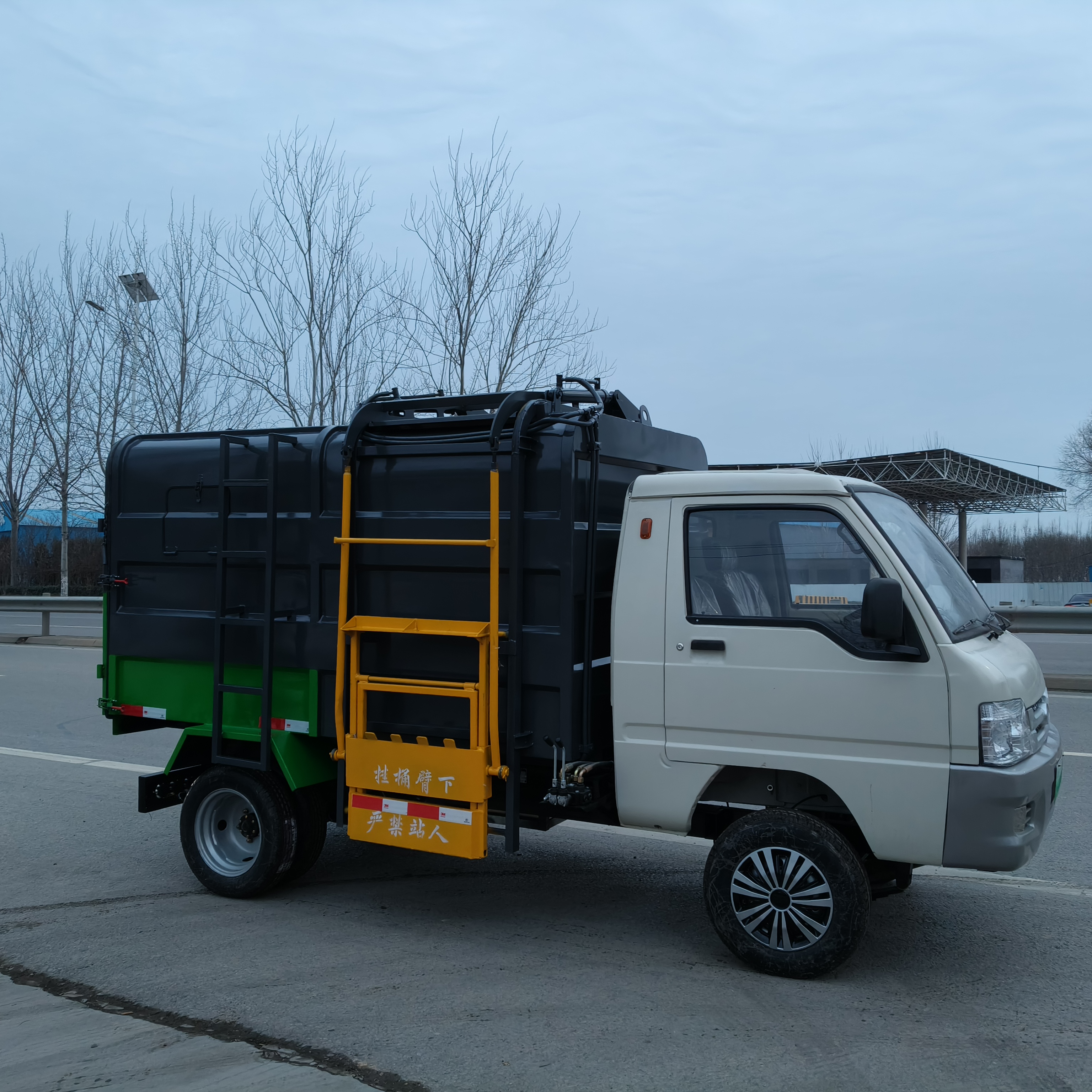 小型垃圾车价格多功能挂桶垃圾车