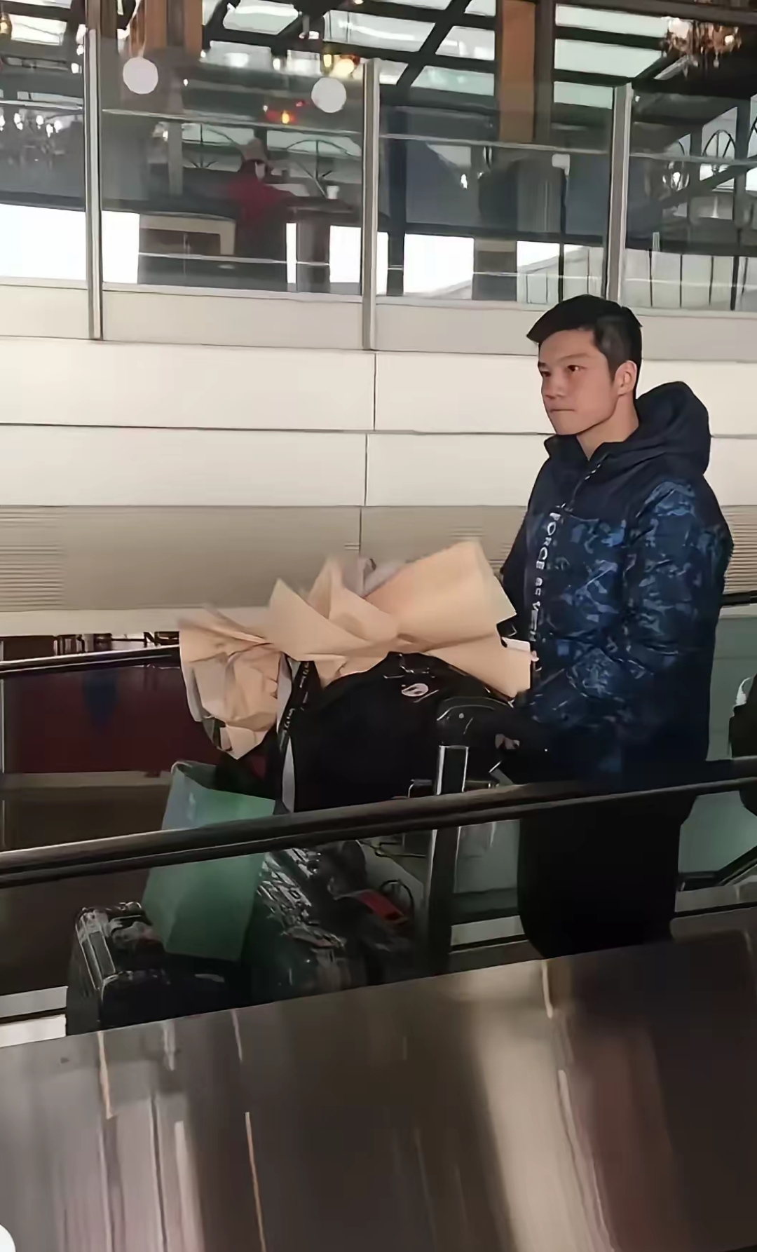 板寸头紫色羽绒服看起来气色不错哦