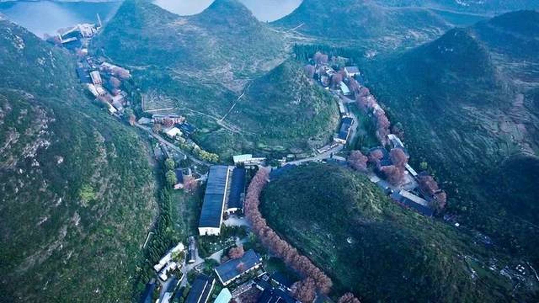 云马厂厂区占地面积138万平方一米,建筑面积43,8万平方米,职工6000余