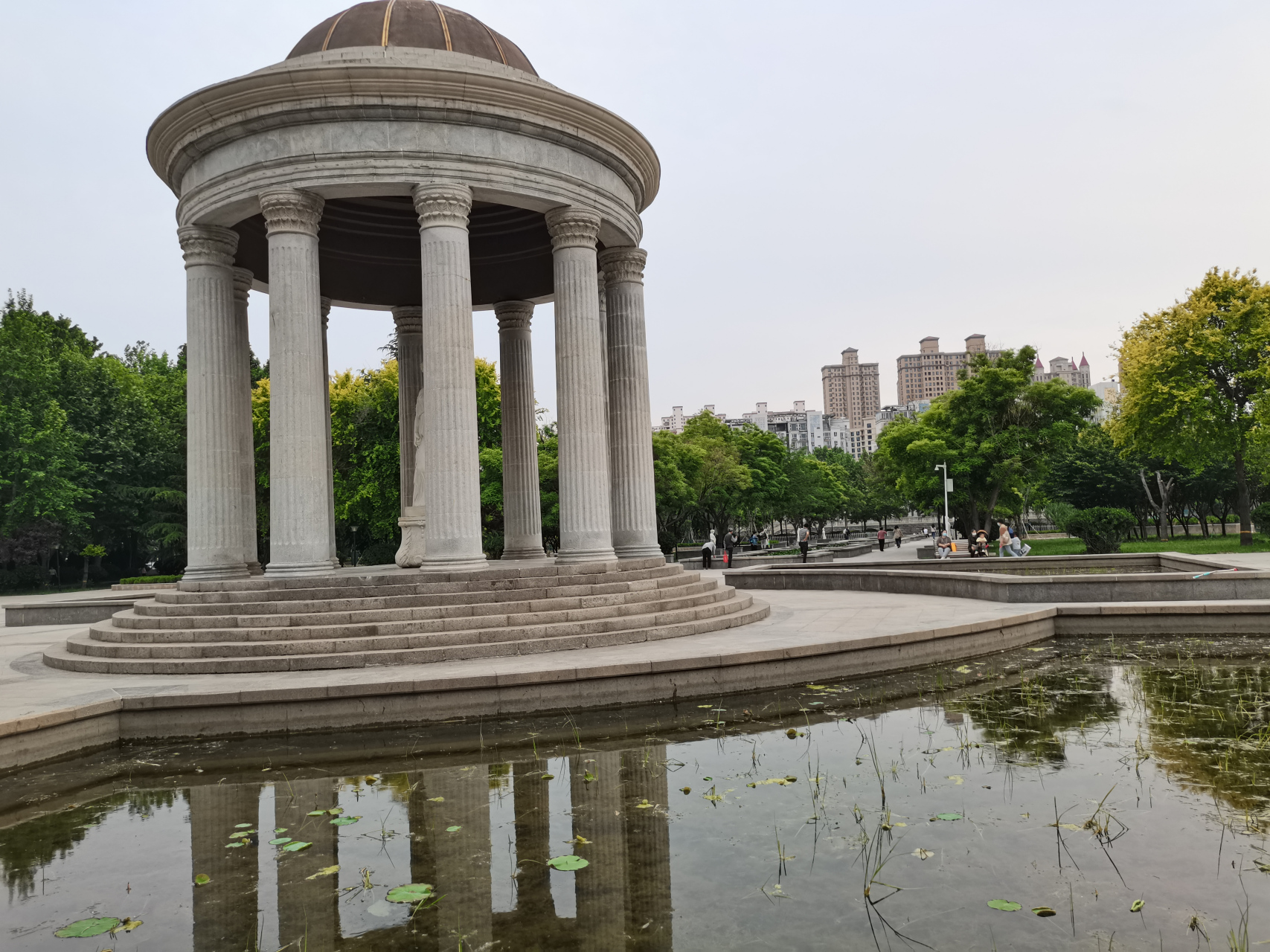 石家庄槐安路与建设大街交口的欧韵公园.所谓欧韵,就是欧洲韵味.