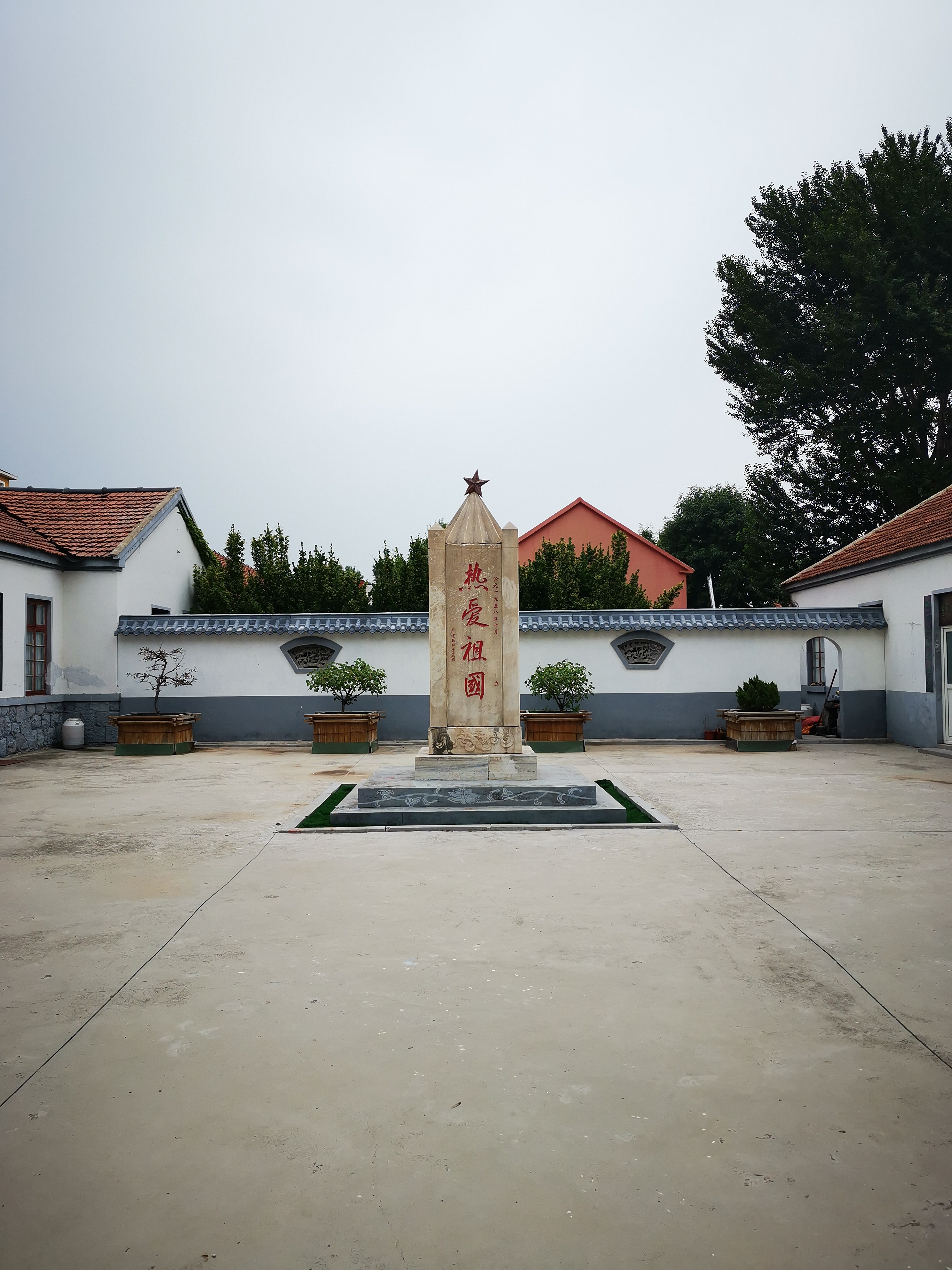 它矗立在山东省平度市新河镇华侨中学侨乡纪念馆