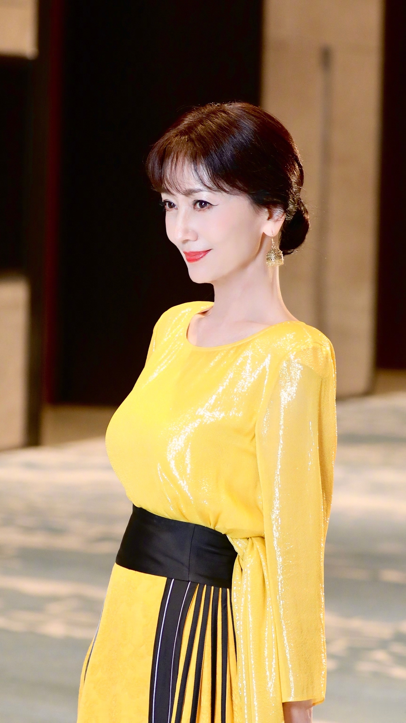 💖国风女神#赵雅芝# ,黄色国风连衣裙,搭配独特耳环,尽显优雅气质.