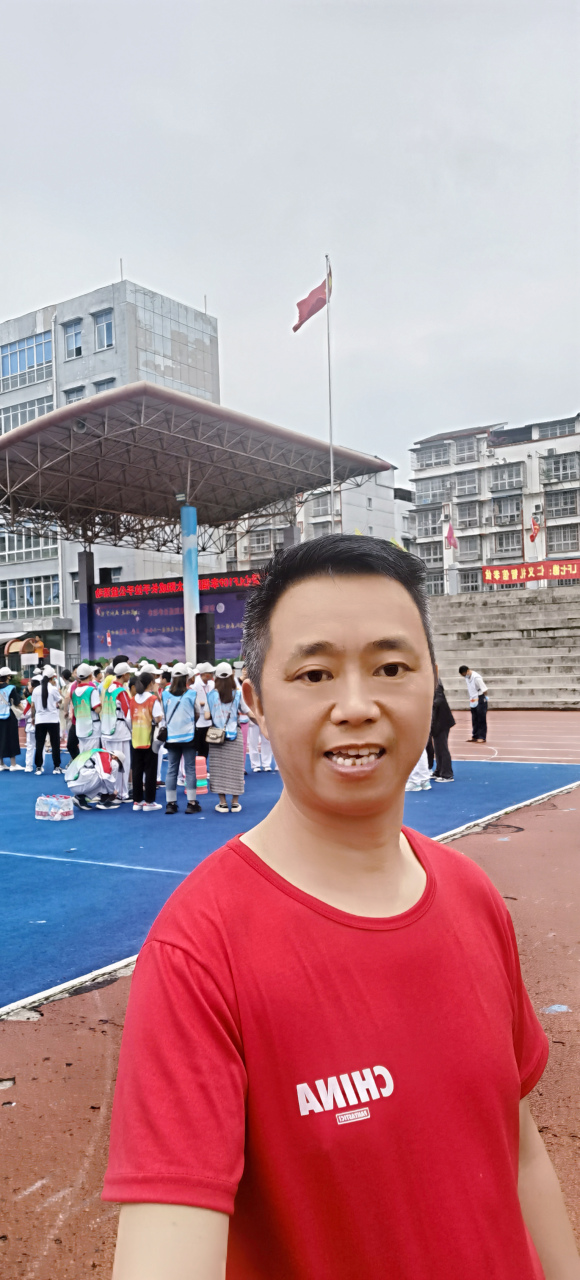 陶泽魔术变脸参加天天爱心公益基金在江油实验学校开展公益活动