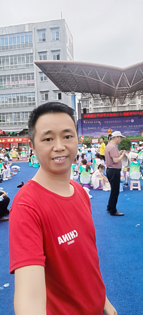 陶泽魔术变脸参加天天爱心公益基金在江油实验学校开展公益活动