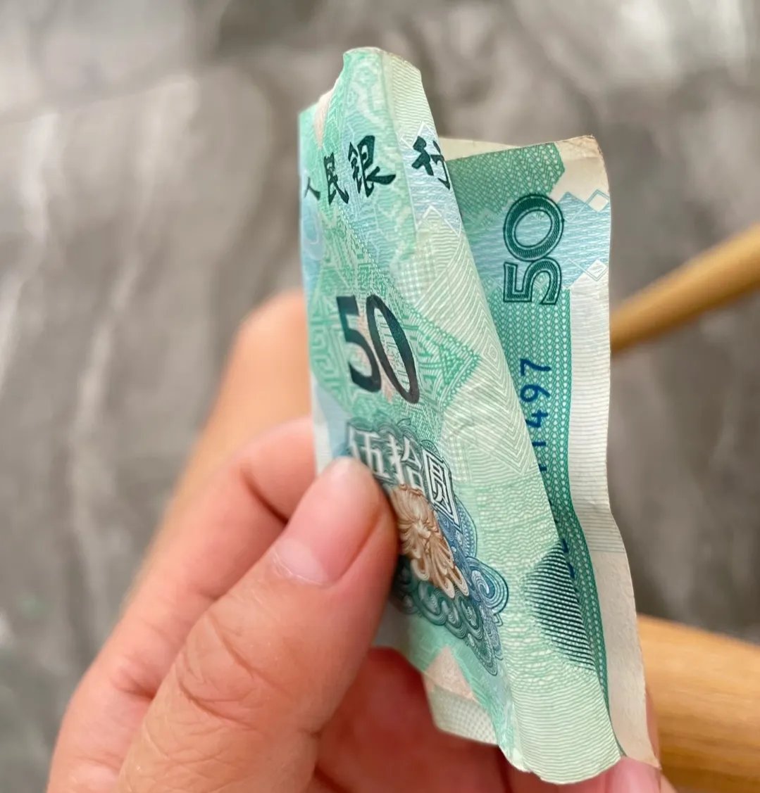 每个周末,婆婆都会给我一张50块,因为大姑姐一家四口要回家吃饭