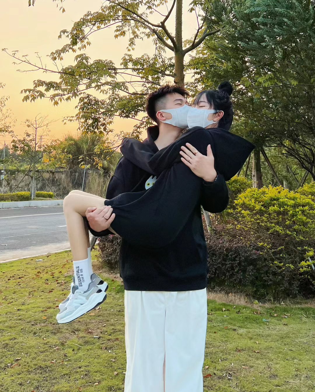 一定要抱着女朋友这样拍!