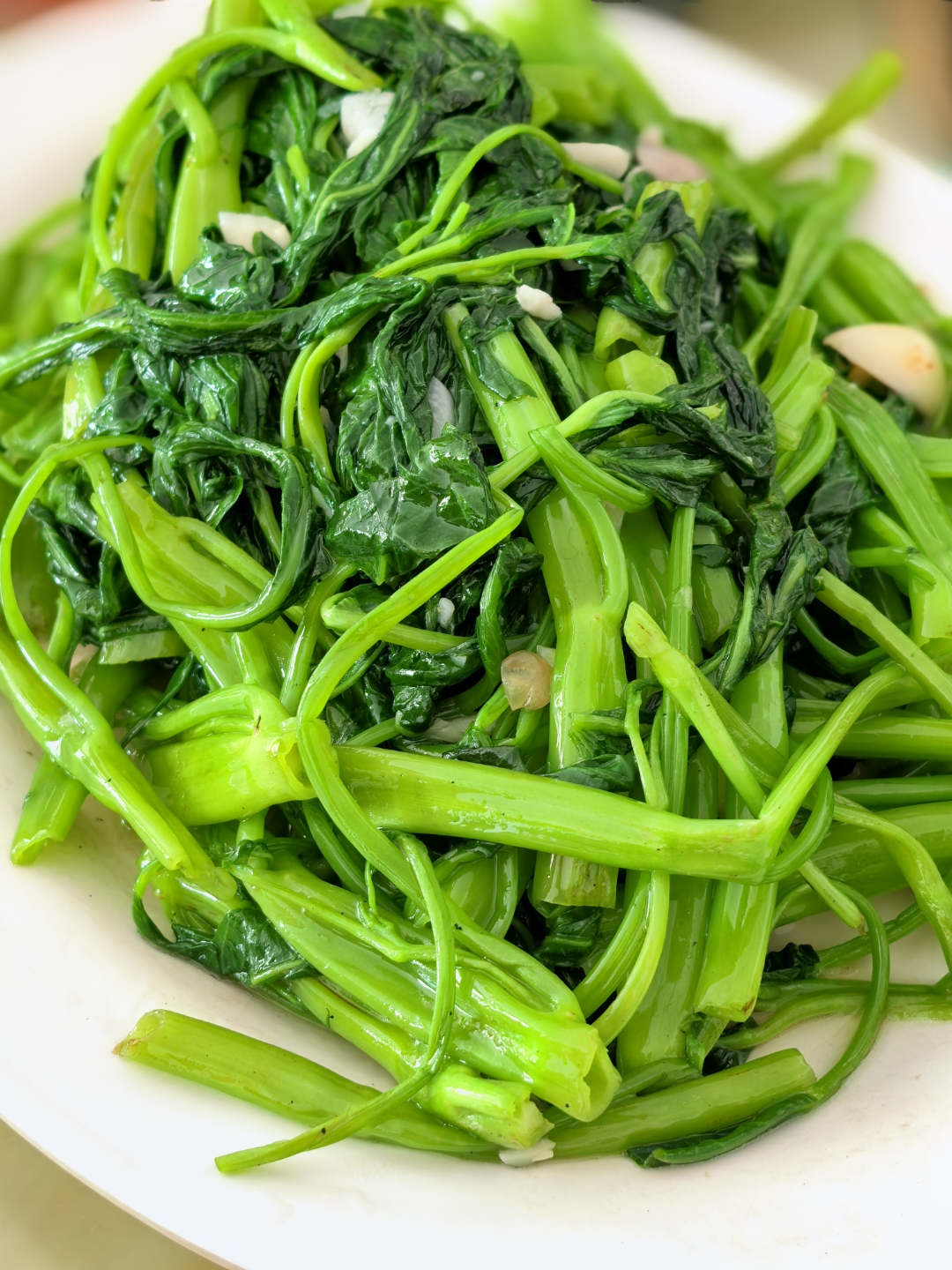 鲫鱼是来自左江的,肉质细嫩,炒横膈膜用鸡皮果炒的味道很