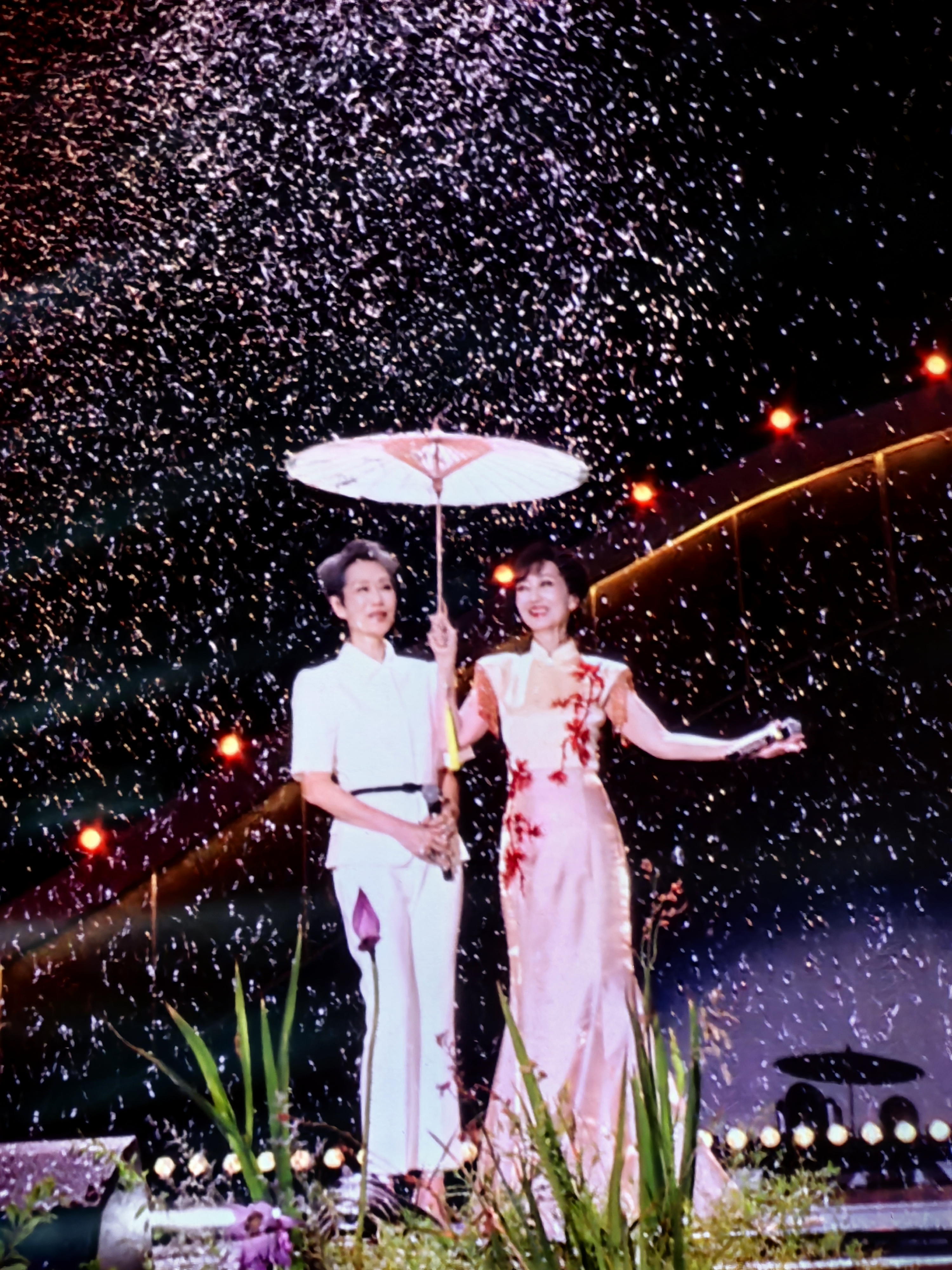 打伞的照片新白杭州演唱会照片新白娘子传奇演唱会高清照片新白娘子