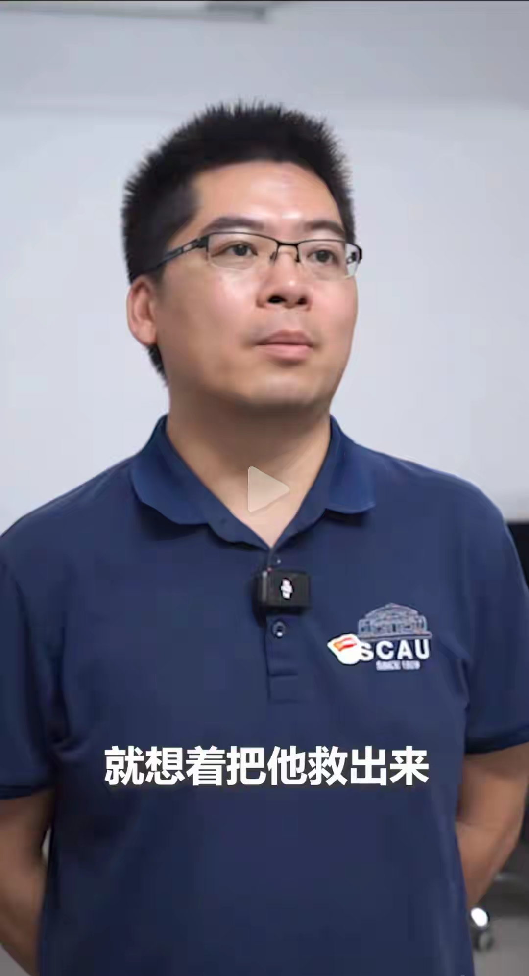 两车相撞燃起熊熊大火,男子冒着生命危险救人