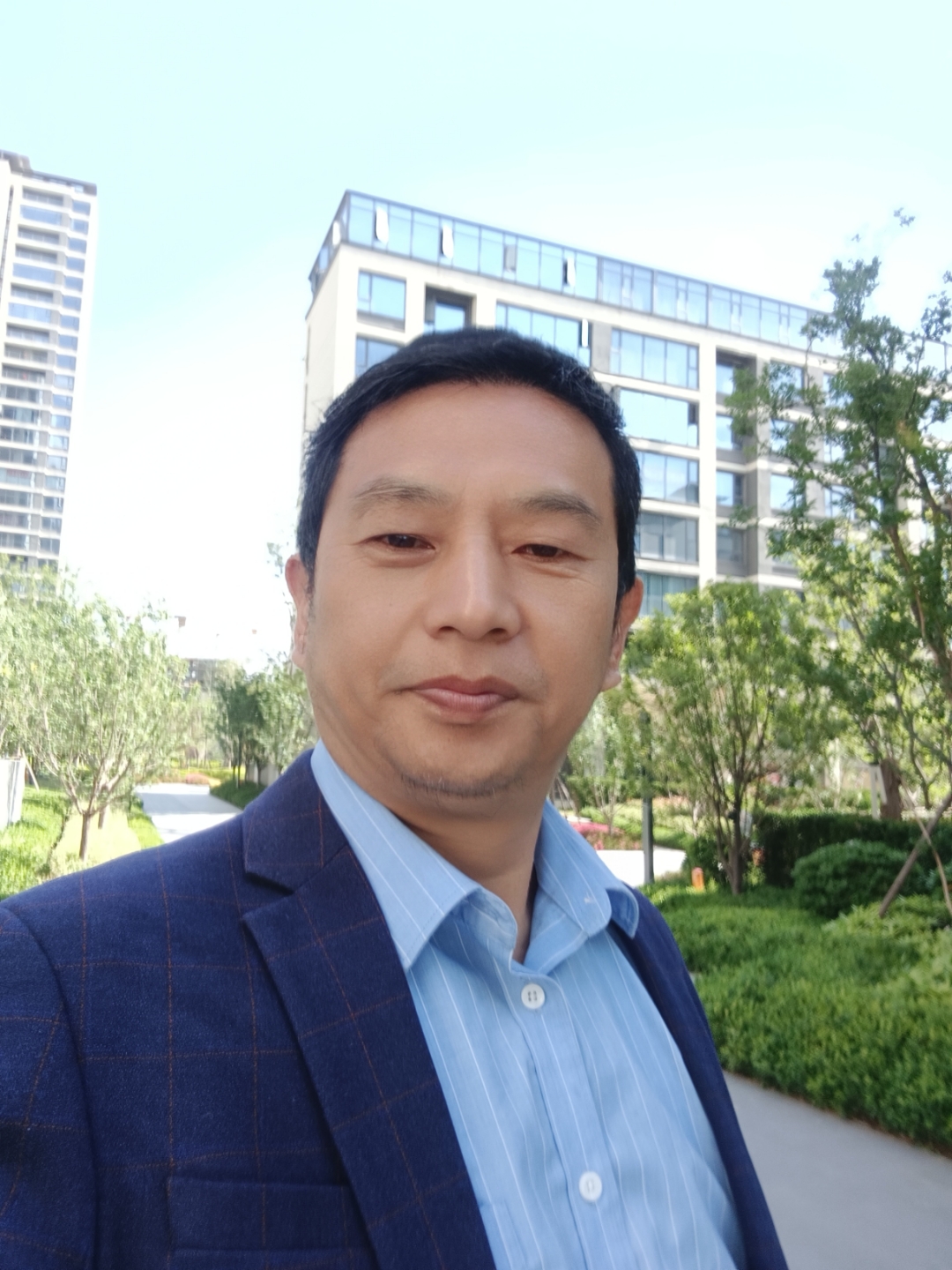 单纯的虚构身份并不必然构成诈骗