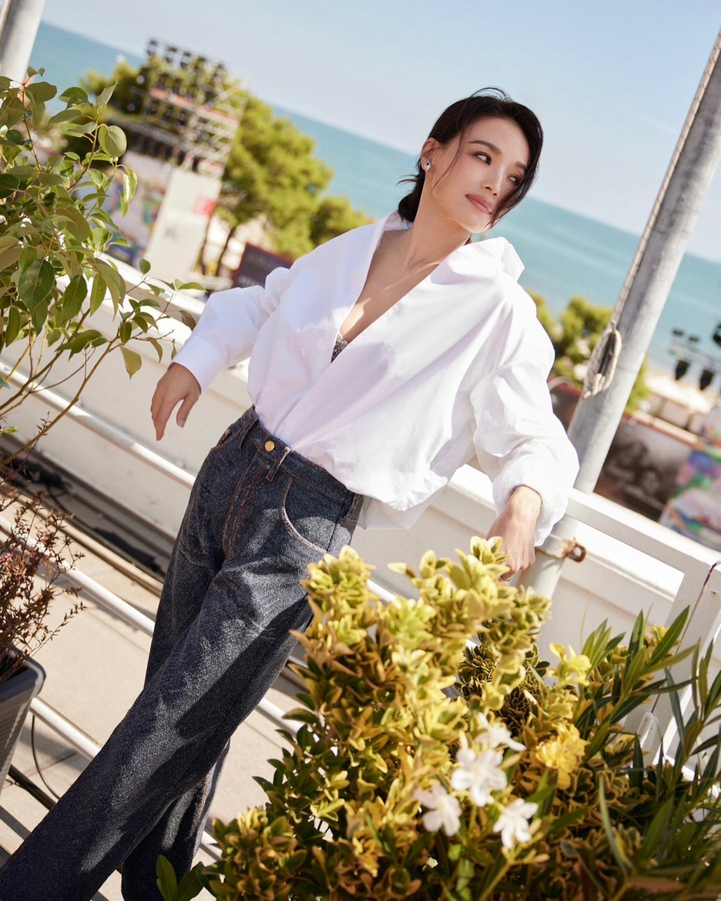 舒淇白衬衫搭牛仔裤 简单不失时尚 平凡的高级感