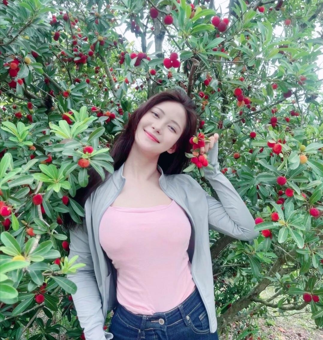 秋意深浓,金黄硕果满枝间,不期而遇,一佳人盈盈而