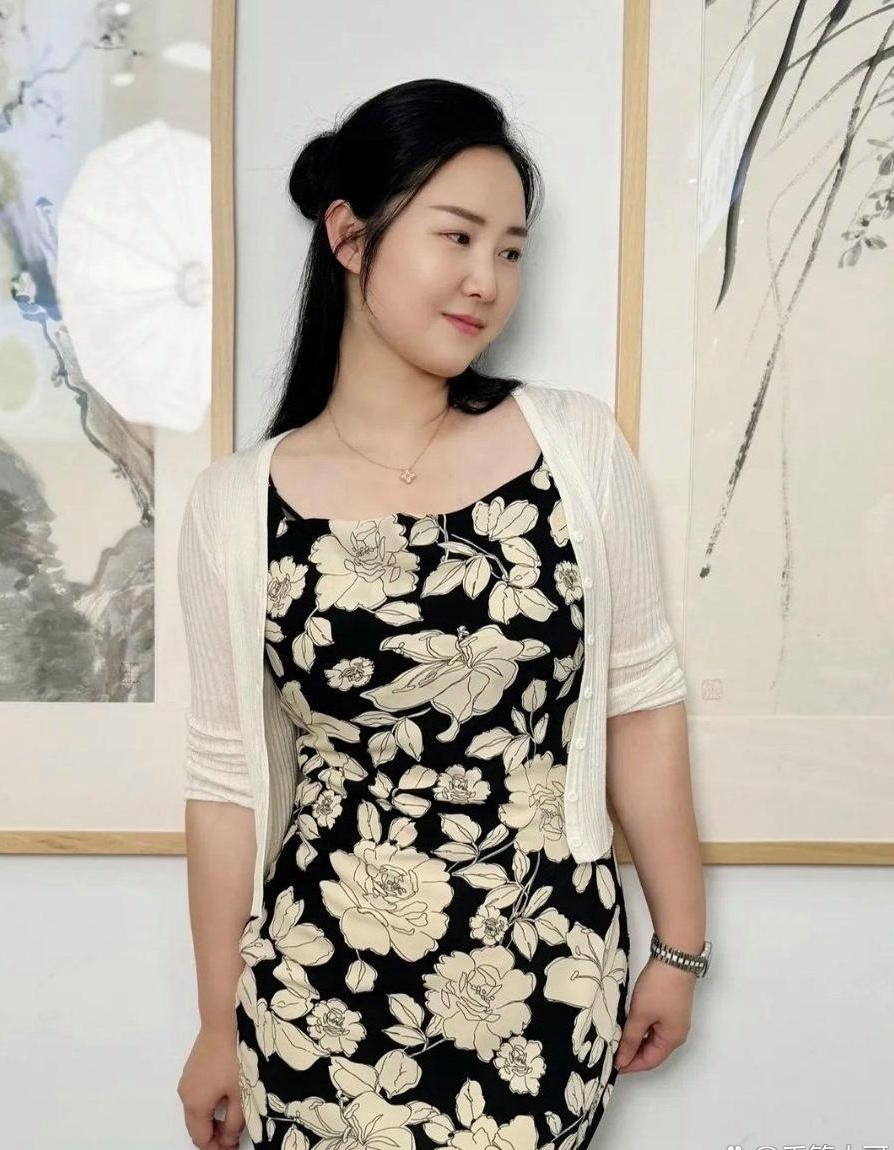 她,白衣黑裙,宛如画中仙子