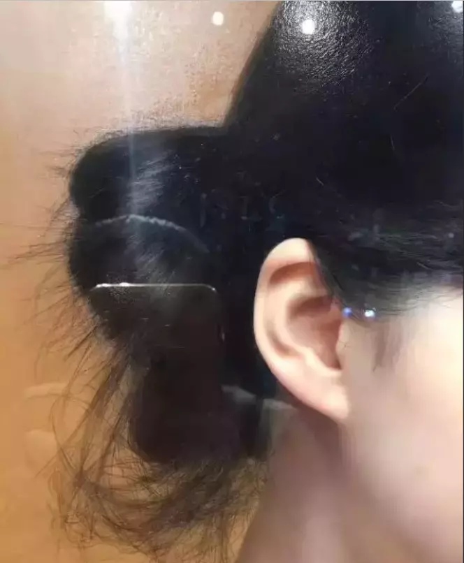 这竟然是一幅画,发丝每一根都很清晰,根根都能看到,不仅如此,细节处理