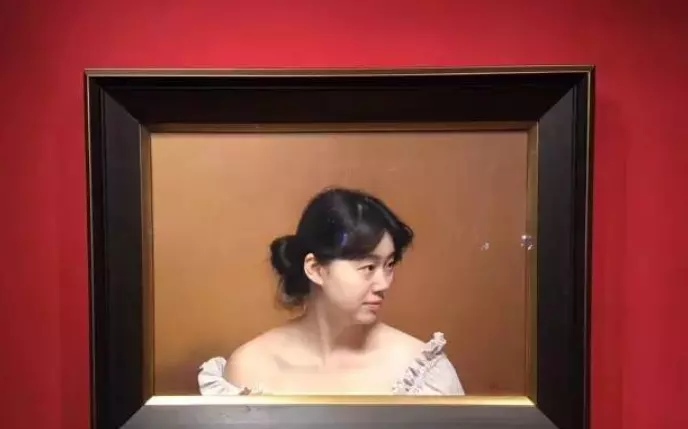 这竟然是一幅画,发丝每一根都很清晰,根根都能看到,不仅如此,细节处理