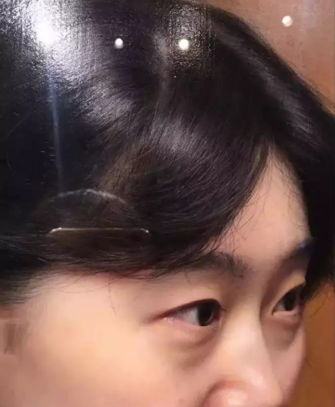 这竟然是一幅画,发丝每一根都很清晰,根根都能看到,不仅如此,细节处理