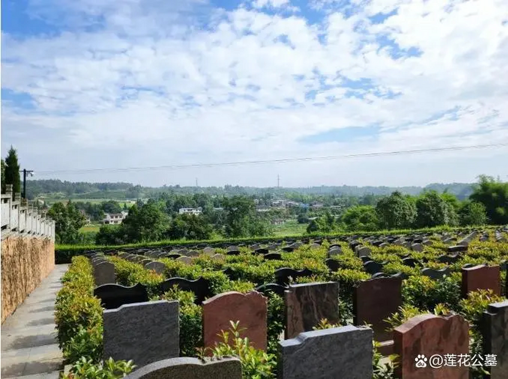 莲花公墓—乘龙墓区 黄龙溪古镇往南一公里的府河畔,有一片堪称"