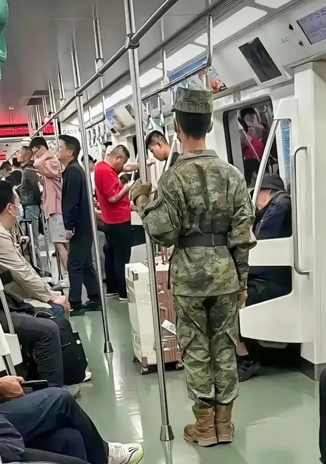 今天在地铁上看到一个兵哥哥,诠释了什么是坐如钟站如松,标准的站姿