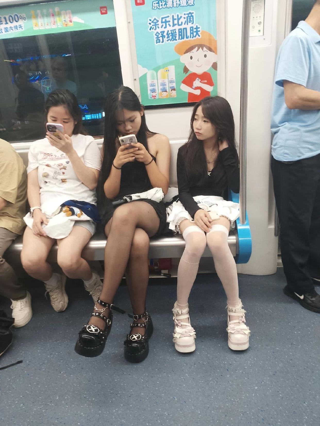 这鞋底得有10厘米厚吧?走路能得劲吗?